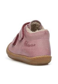 Růžová kožená botička pro batolata s jemnou semišovou texturou, dvěma suchými zipy a gumovou podrážkou s texturovaným gripem.