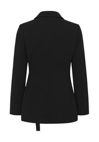 Černý blazer s klasickým límcem, dlouhými rukávy, vypasovaným střihem a rozparkem vzadu. Hladká tkanina s čistým, minimalistickým designem.