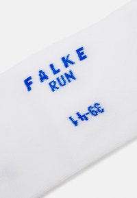 Calcetín deportivo blanco con texto de punto azul "FALKE RUN" y talla "1-6". Textura suave con un diseño ajustado para mayor comodidad durante su uso.