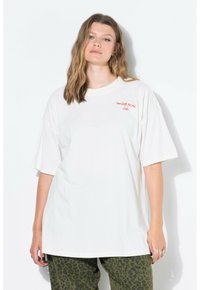 Camiseta blanca de gran tamaño con mangas cortas, que presenta texto bordado en rojo "club de picnic del domingo" en la zona del pecho izquierdo.