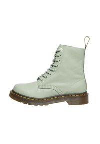 Botas de tobillo de cuero verde menta con seis ojales, cordones y un cuello acolchado. Presenta una suela de goma marrón con costuras amarillas y un lazo en la parte trasera.