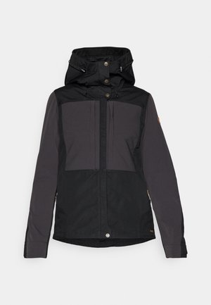 Schwarze und graue wasserdichte Jacke mit Kapuze, die über Knopfverschlüsse, Seitentaschen und ein Paneeldesign verfügt. Robustes Material mit einer glatten Textur.