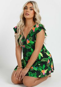 Un vestido negro corto con un estampado floral de hojas verdes y flores coloridas. Mangas con volantes y un diseño de escote en V. Textura de tela suave.