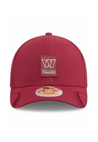 Rote Mütze mit runder Krone, versehen mit einem rechteckigen Patch mit dem Text "Washington Commanders". Verstellbarer Riemen auf der Rückseite, glatte Textur.