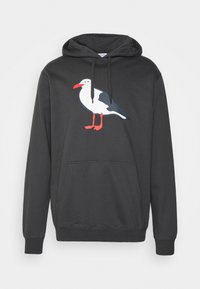 Sudadera gris oscuro con un bolsillo frontal y cordón. Presenta un gráfico colorido de una gaviota en blanco, azul marino, rojo y negro en el pecho.