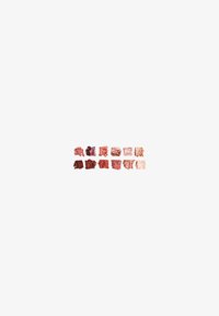 Tolv fyrkantiga makeupprover i olika nyanser av rosa, röd och nude. Slät textur med varierande opacitet och glans.