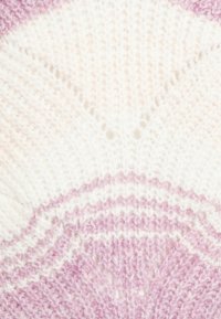 Textile tricoté en dégradé de blanc à rose pâle, présentant un motif géométrique avec des points de tricot de texture variée et une finition lisse.