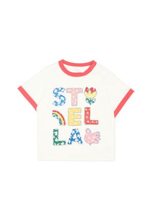 Biała dziecięca koszulka z czerwonym kołnierzykiem i mankietami, z kolorowymi literami i kształtami w stylu patchwork tworzącymi słowo "STELLA."