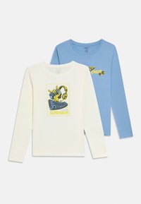 Due magliette a maniche lunghe: una crema con stampa grafica a tema gamer e una azzurro chiaro con testo logo. Materiale in cotone.