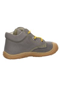 Scarpa per bambini in pelle grigia con lacci gialli, punta arrotondata morbida e suola in gomma. Presenta cuciture a contrasto e un design a caviglia bassa.