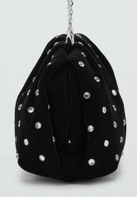 Bolso de tela negra con acentos metálicos en forma de diamante, de forma redondeada, diseño fruncido y correa de cadena plateada para llevar.