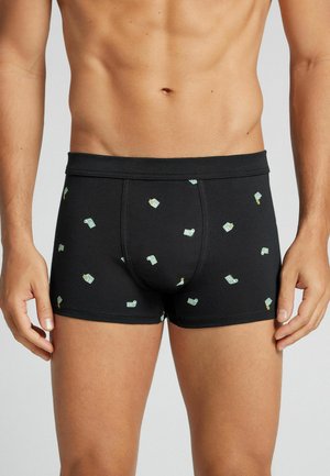 Svarta herrboxershorts med ett litet mönster av vita sedlar och guldmynthar, buren av en vältränad person med bar överkropp.