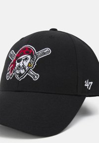 Schwarze Kappe mit einem in Weiß, Rot und Gelb gestickten Piratenlogo und gekreuzten Schlägern darunter. Zeigt das Markenlogo an der Seite.