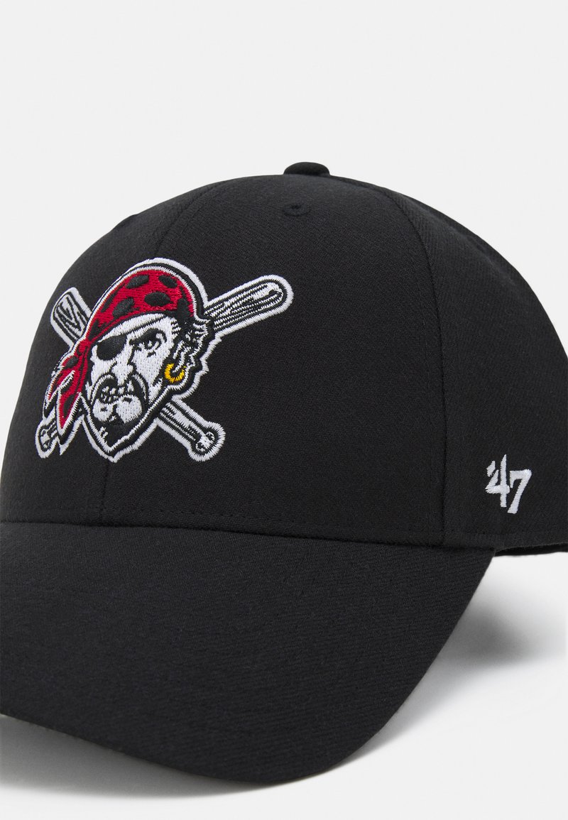 Gorra negra con un logo de pirata bordado en blanco, rojo y amarillo, con murciélagos cruzados abajo. Muestra el logo de la marca en el lateral.