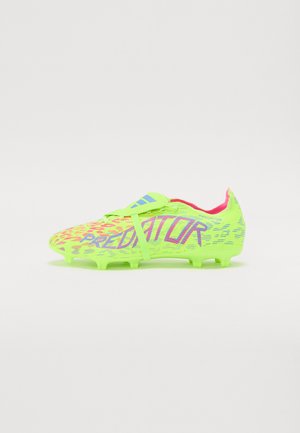Crampons de football vert fluo avec un motif texturé, des accents roses et un design à lacets. Comprend un matériau léger et des crampons moulés pour une meilleure adhérence.
