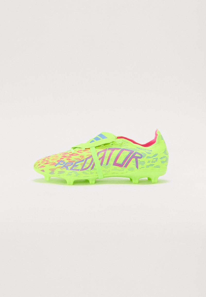 Crampons de football vert fluo avec un motif texturé, des accents roses et un design à lacets. Comprend un matériau léger et des crampons moulés pour une meilleure adhérence.
