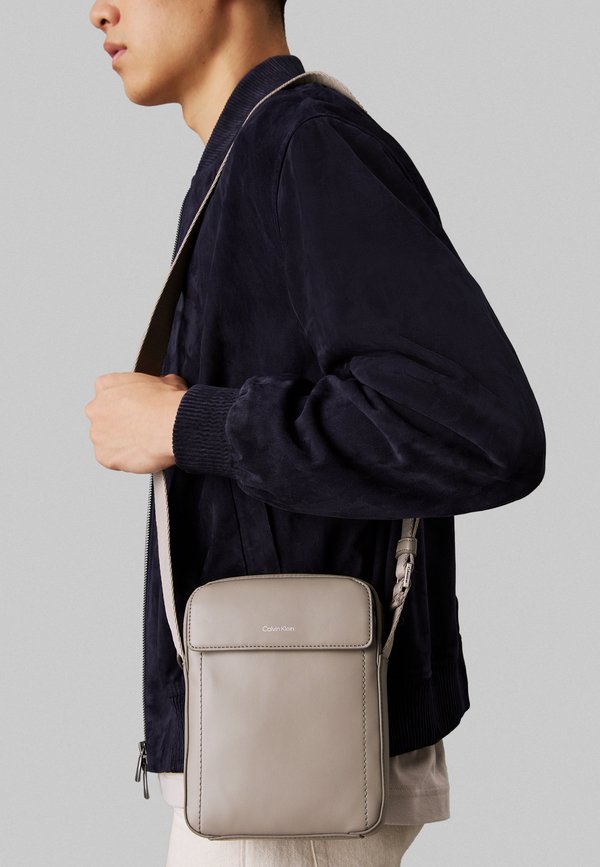SLEEK REPORTER S - Cross body bag - rock ridge2