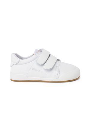 Weiße Velcro-Sneaker mit einer glatten lederähnlichen Oberseite, Gummisohle und dezentem Branding an der Seite. Abgerundete Zehenform und gepolsterter Schaft.