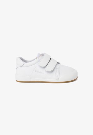 Weiße Velcro-Sneaker mit einer glatten lederähnlichen Oberseite, Gummisohle und dezentem Branding an der Seite. Abgerundete Zehenform und gepolsterter Schaft.