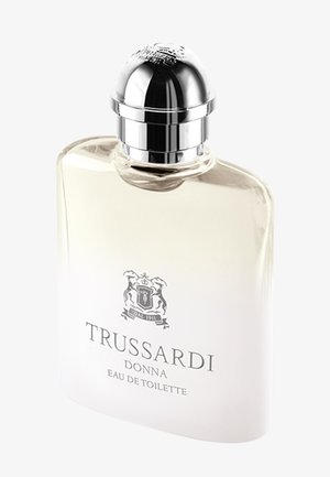 Flacon de parfum en verre transparent avec bouchon argenté arrondi, étiqueté « Trussardi Donna Eau de Toilette » et un blason avec deux chiens.