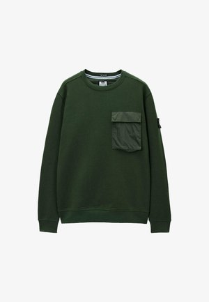 Tmavě zelená mikina s dlouhým rukávem, velká čtvercová kapsa s klopou na levé hrudi a malá nášivka na levém rukávu.