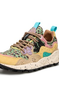 Sneaker multicolore con tessuto a stampa animale, dettagli in suede, rete nera e soletta maculata. Dotato di lacci marroni e di un pull tab turchese.