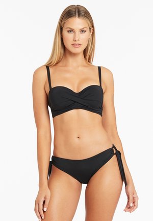 Czarny zestaw bikini z topem bandeau z zebranym detalem i regulowanymi ramiączkami spaghetti, w połączeniu z dołami o niskim stanie i bocznymi wiązaniami.
