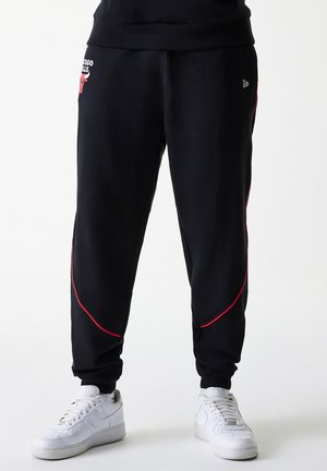 Sorte joggingbukser med røde detaljer, med Chicago Bulls-logo på venstre lår. Lavet af blødt stof med elastiske manchetter og talje.