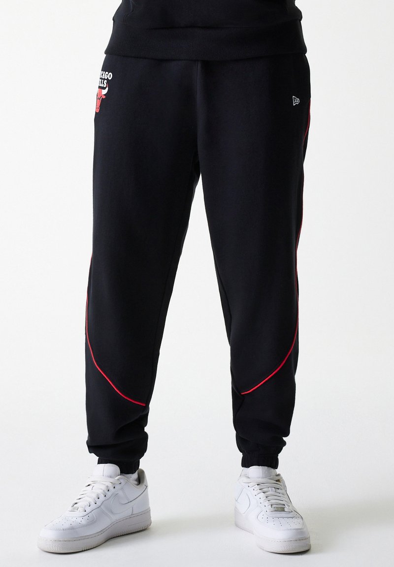 Sorte joggebukser med røde detaljer, som har Chicago Bulls-logoet på venstre lår. Laget av mykt stoff med elastiske mansjetter og liv.