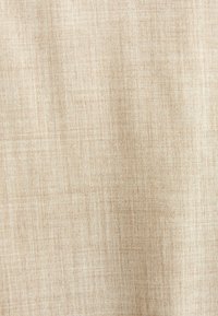 Helles beiges Gewebe mit fein strukturierter Webart. Die Oberfläche zeigt subtile Farbvariationen und hat ein glattes, aber leicht raues Gefühl.