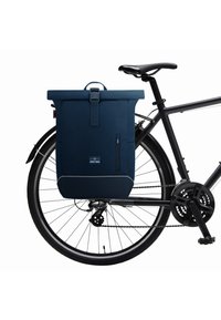 Tengerészkék, felgörgethető kerékpártáska, elülső cipzáras zsebbel, szövet hurokkal és masszív fogantyúval, egy fekete kerékpárvázra rögzítve.