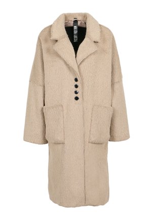 Beige kabát z umělé kožešiny s klopovým límcem, čtyřmi černými knoflíky a dvěma předními kapsami. Má měkkou, strukturovanou tkaninu a volný střih.