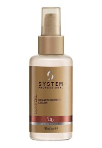 Gouden en doorzichtige fles van Keratin Protect Cream. Heeft een doorschijnende pomp bovenkant en een rode accentstreep. Bevat 95 ml product.