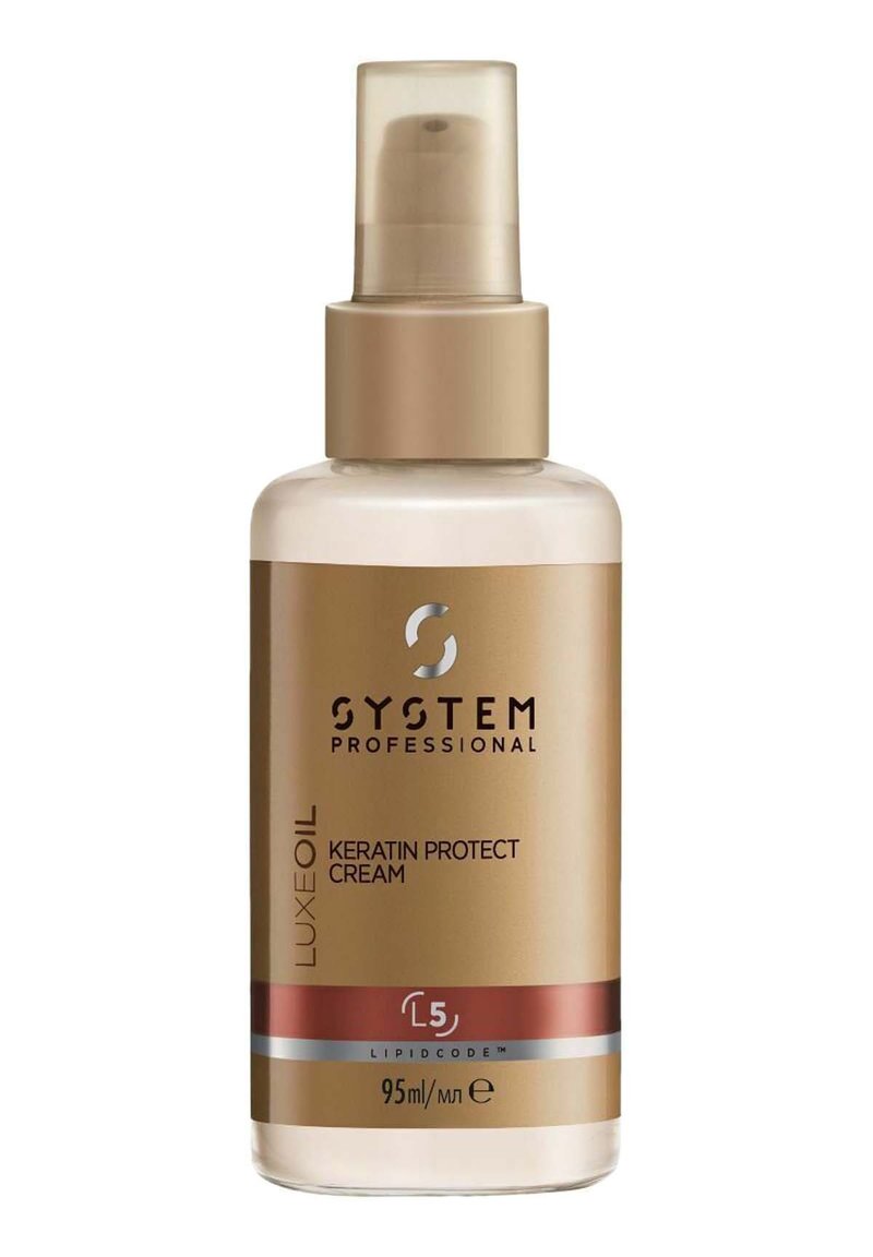 Gouden en doorzichtige fles van Keratin Protect Cream. Heeft een doorschijnende pomp bovenkant en een rode accentstreep. Bevat 95 ml product.