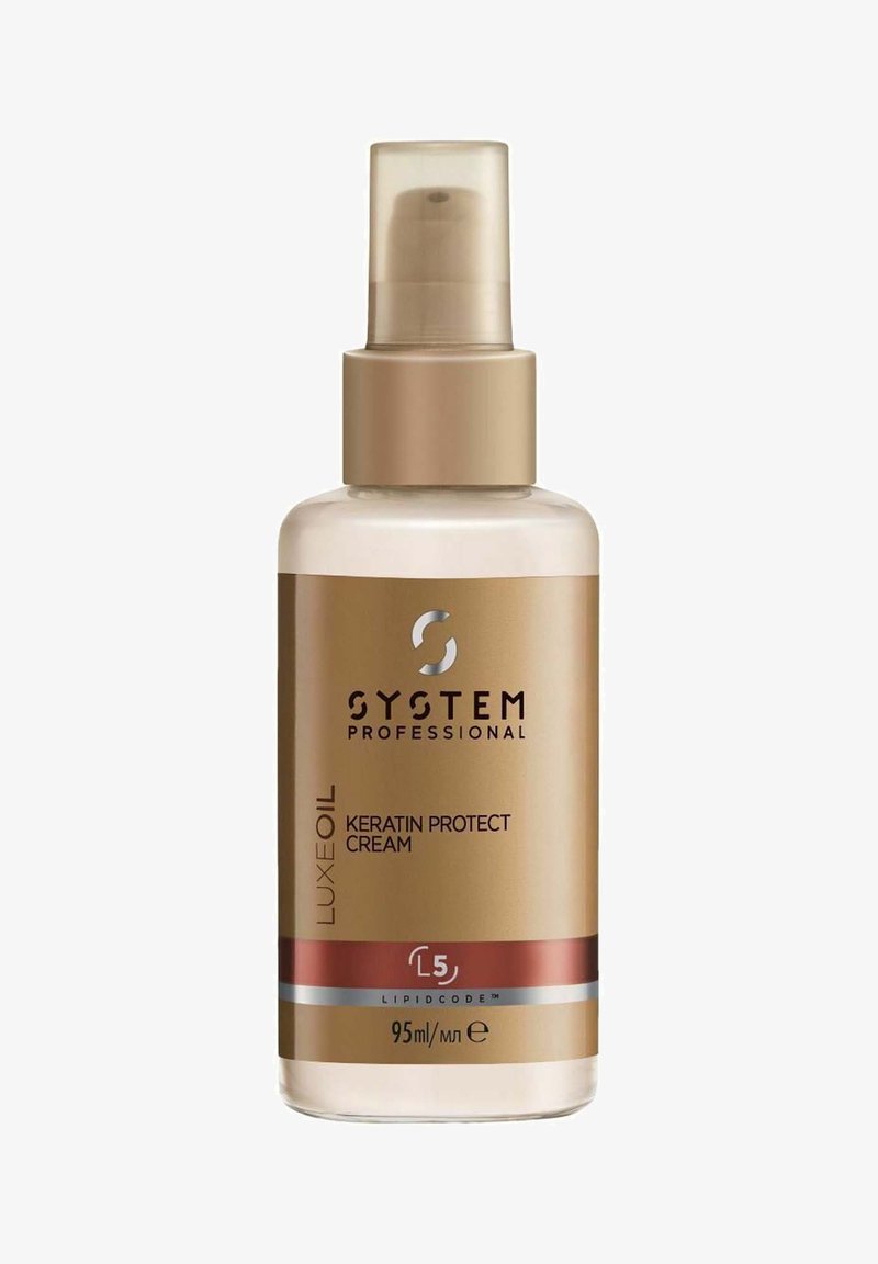 Gouden en doorzichtige fles van Keratin Protect Cream. Heeft een doorschijnende pomp bovenkant en een rode accentstreep. Bevat 95 ml product.