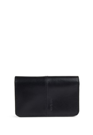 Portefeuille en cuir noir avec coutures sur les bords et nom de marque embossé au centre devant, présenté sur fond blanc.