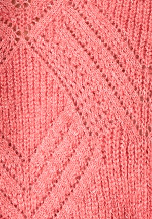 Textil rosa de punto que presenta un patrón texturizado con líneas diagonales y secciones caladas, creando un contraste visual y táctil distintivo.