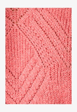 Tissu tricoté rose présentant un motif texturé avec des lignes diagonales et des sections ajourées, créant un contraste visuel et tactile distinct.