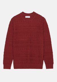 Czerwony sweter wełniany z teksturowanym wzorem, z poziomymi i pionowymi wzorami, okrągłym dekoltem i długimi rękawami.