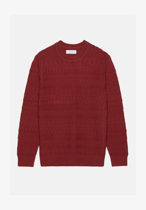 Punainen neulepaita, jossa on tekstuurinen muotoilu vaakasuorilla ja pystysuorilla kuvioilla, pyöreä pääntie ja pitkät hihat.