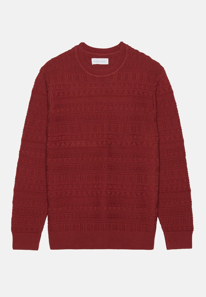 Maglione rosso lavorato a maglia con un design testurizzato caratterizzato da pattern orizzontali e verticali, scollatura rotonda e maniche lunghe.