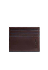 Tarjetero de cuero marrón con cuatro ranuras, acentos de costura azul y logo en relieve. Textura suave con forma rectangular.