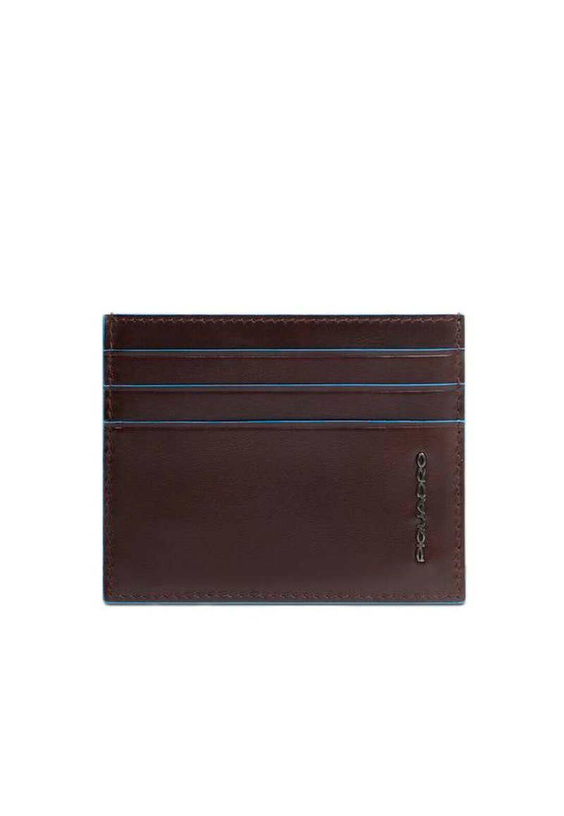 Tarjetero de cuero marrón con cuatro ranuras, acentos de costura azul y logo en relieve. Textura suave con forma rectangular.