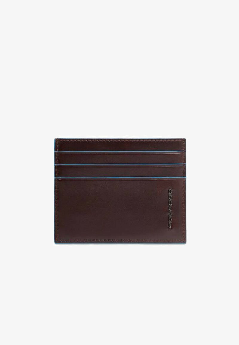 Tarjetero de cuero marrón con cuatro ranuras, acentos de costura azul y logo en relieve. Textura suave con forma rectangular.