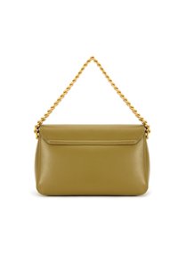 Olijfgroene leren handtas met een bovenklep, gouden kettinghengsel en nauwkeurige stiksels. Gladde textuur met een gestructureerde vorm en minimalistisch ontwerp.