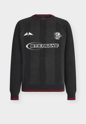 Camisola preta de malha com riscas verticais texturizadas, com gola redonda, detalhes vermelhos na bainha e nos punhos, e logótipos brancos no peito.