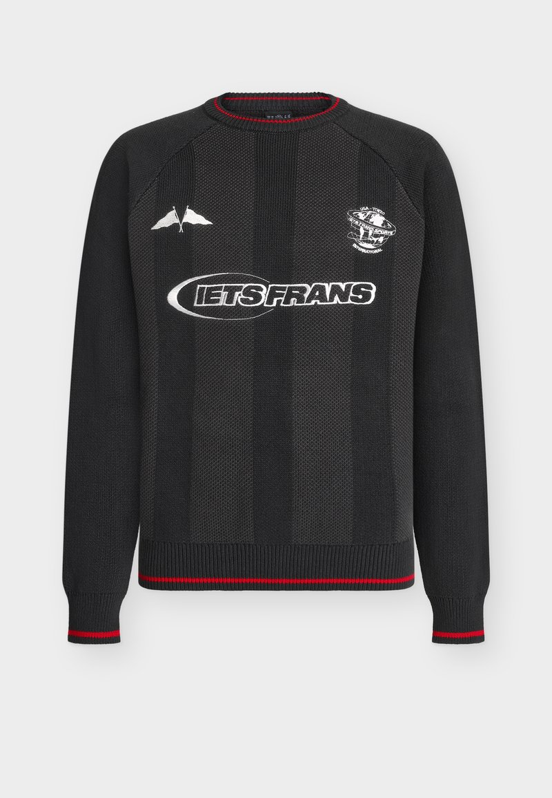 Camisola preta de malha com riscas verticais texturizadas, com gola redonda, detalhes vermelhos na bainha e nos punhos, e logótipos brancos no peito.