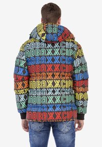 Kleurrijk donsjack met een opvallend herhalend patroon in groen, blauw, rood, geel en zwart. Voorzien van een capuchon en elastische manchetten.