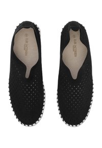 Schwarze Slipper-Schuhe mit perforiertem Textilobermaterial, weißer Gummisohle und kontrastierendem Zickzackmuster. Glattes Innenfutter für Komfort.