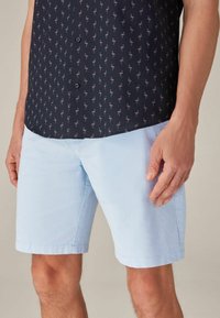 Next STRETCH - Pantaloni scurți - light blue oxford